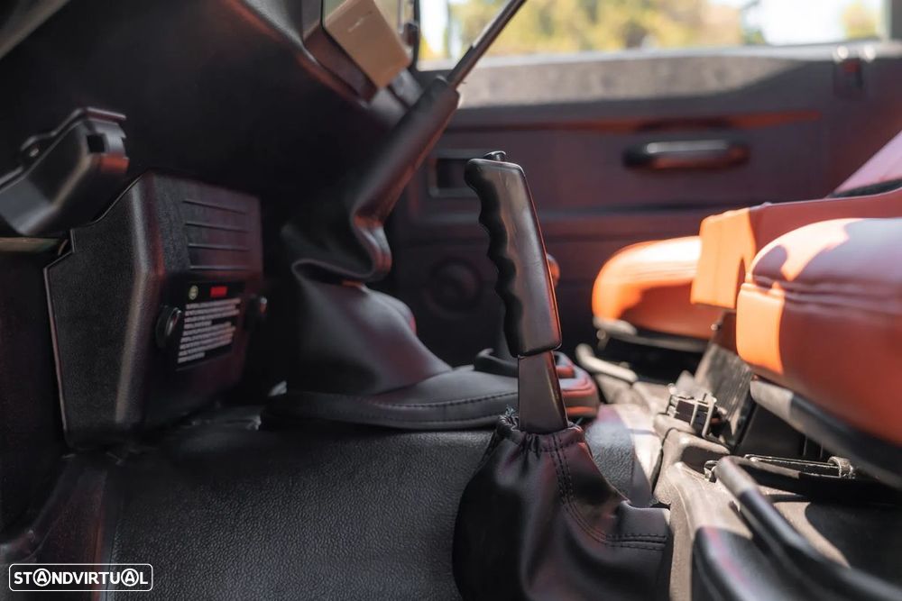 Land Rover Defender - 22