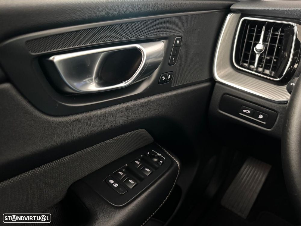 Volvo XC 60 2.0 T6 PHEV Black Edition AWD - 29