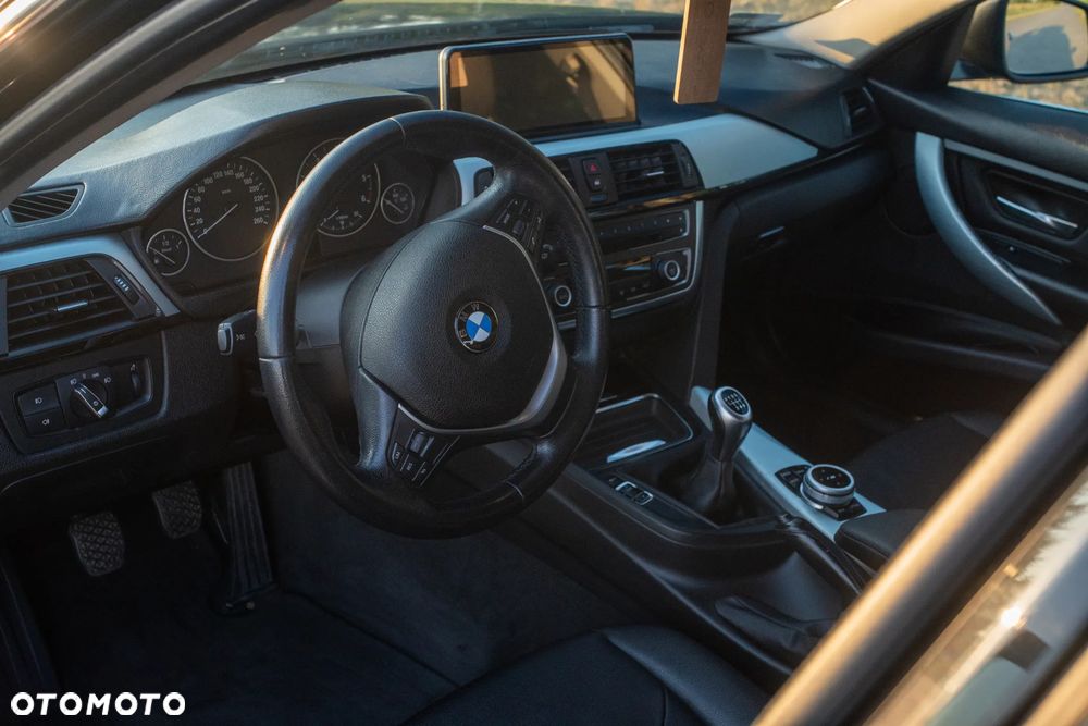 BMW Seria 3 318d Luxury Line - 28