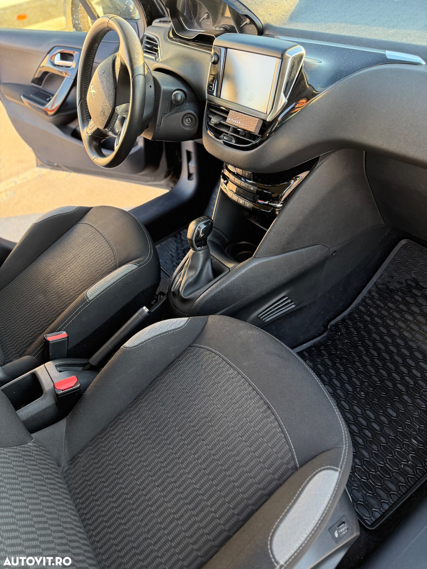 Peugeot 208 - 12