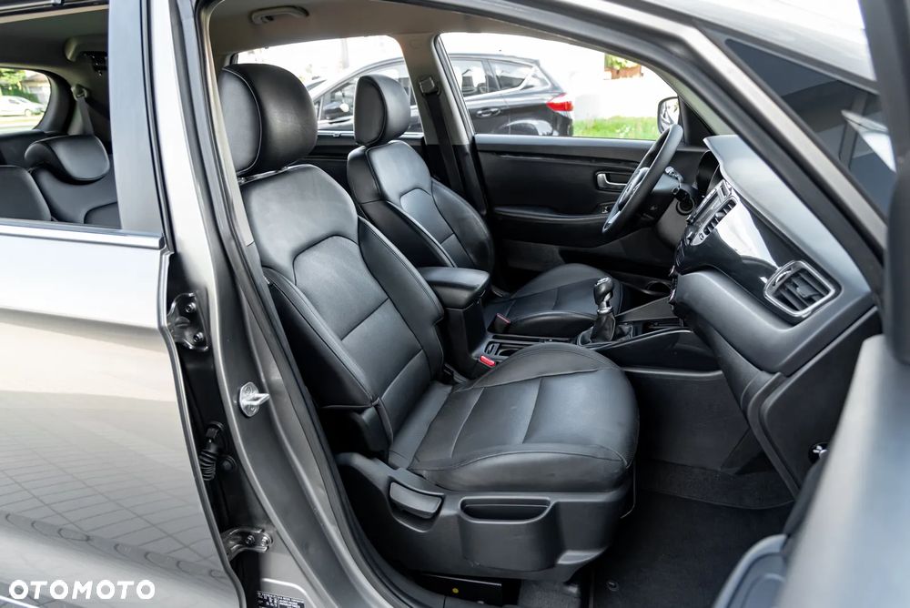 Kia Carens 1.7 CRDi 136 Dream Team Edition - 12