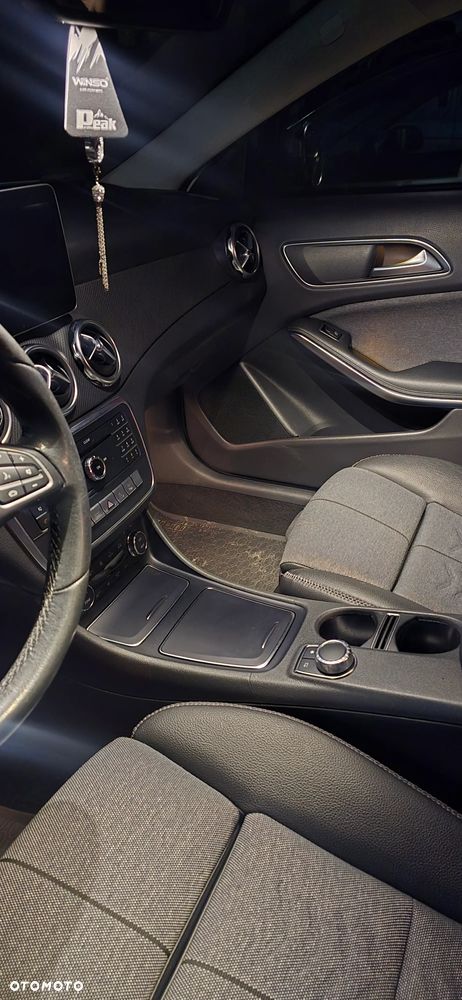 Mercedes-Benz GLA 180 d 7G-DCT - 12