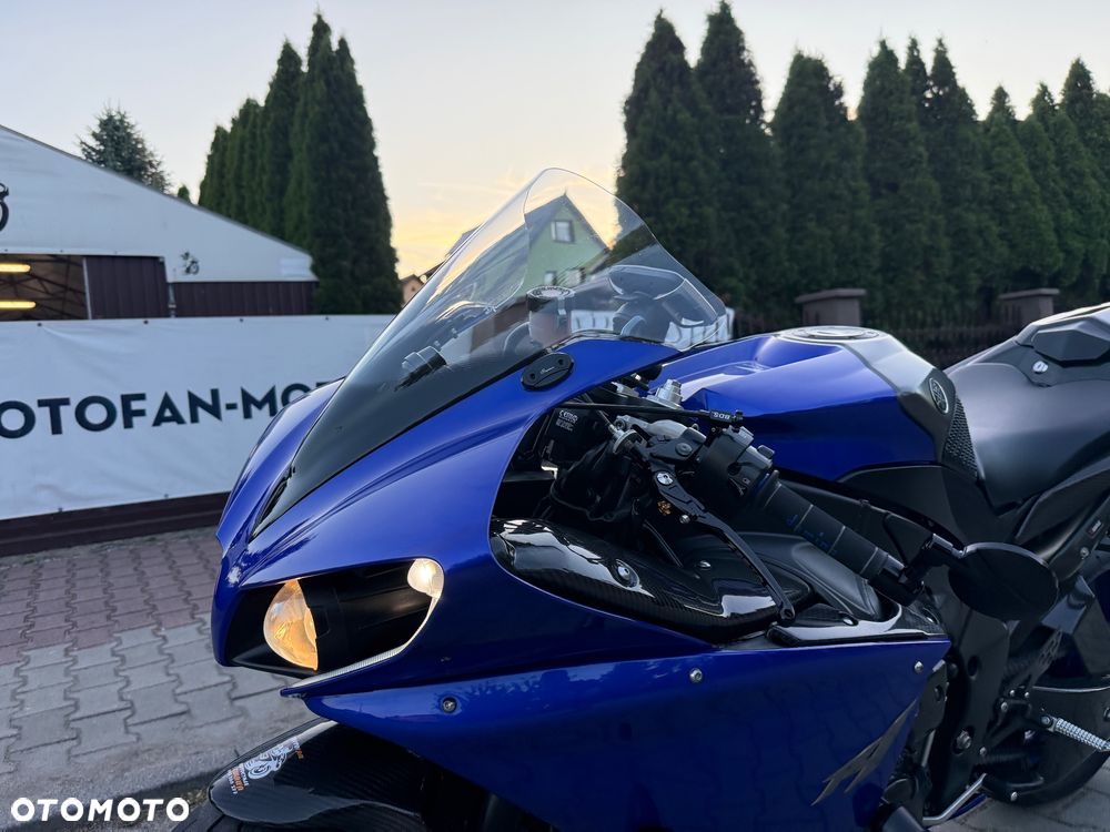 Yamaha R1 - 25