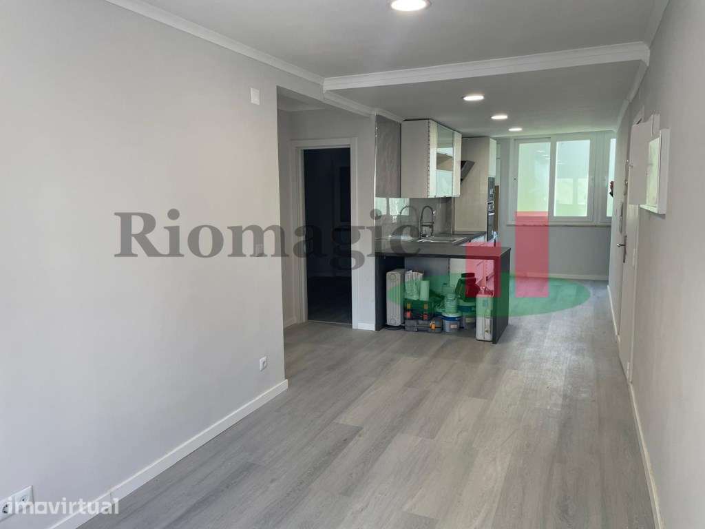 Apartamento T2 Totalmente Remodelado- Benfica - Grande imagem: 3/17