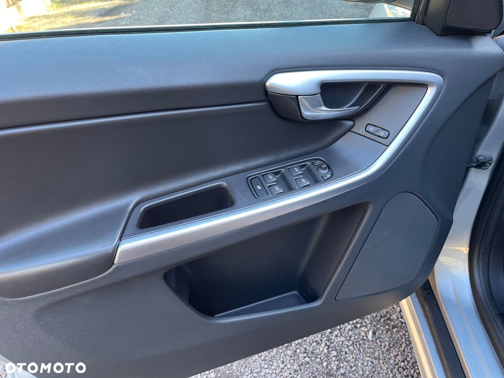 Volvo XC 60 2.4D AWD RDesign - 15