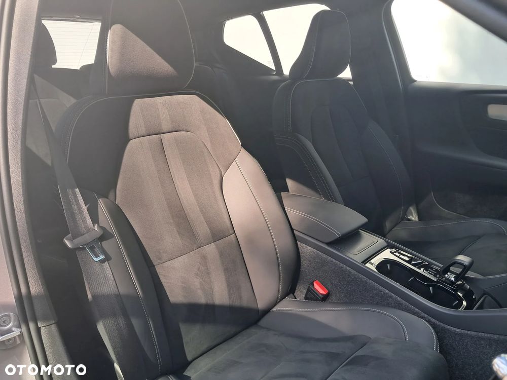 Volvo XC 40 B3 Plus Dark - 23