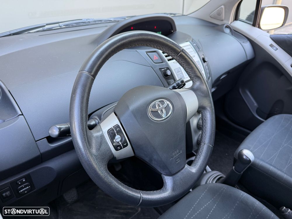 Toyota Yaris 1.0 VVT-i AC Manual - 8