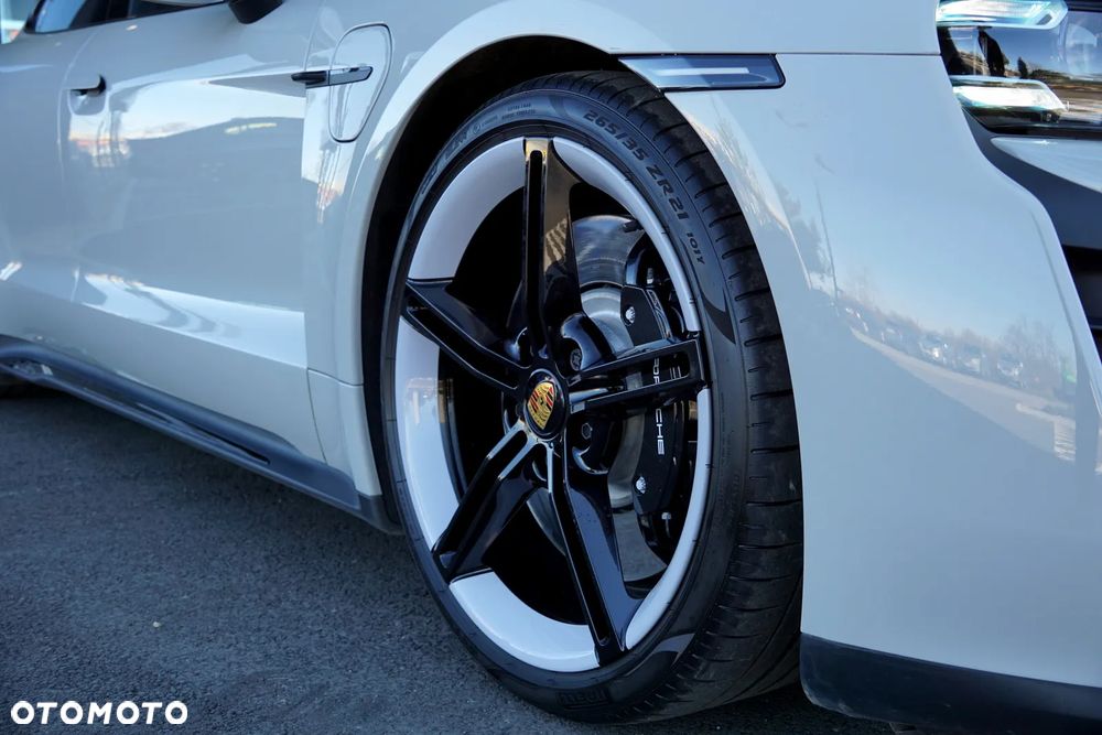 Porsche Taycan GTS - 12