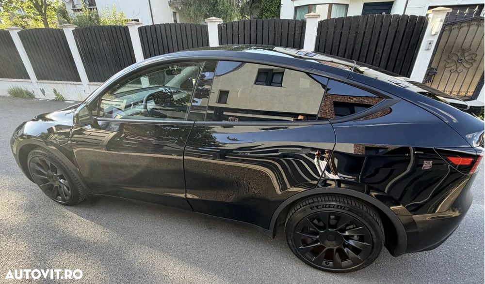 Tesla Model Y - 2