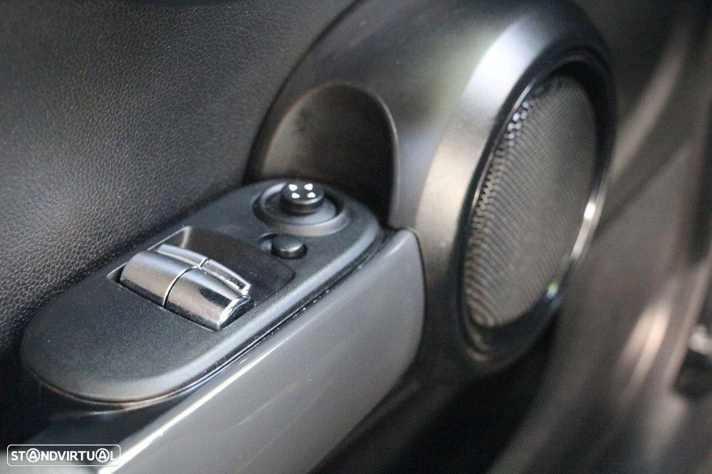 MINI 3 Portas One - 33