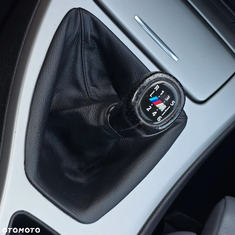 BMW Seria 3 320i Touring - 38