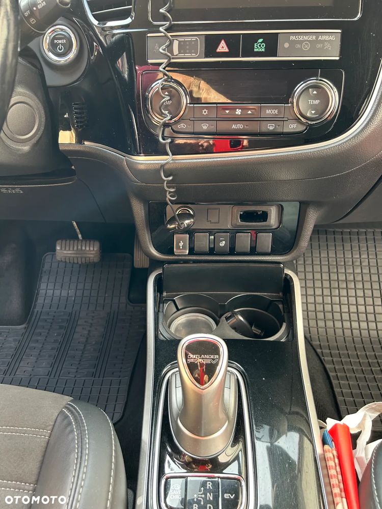 Mitsubishi Outlander 2.4 4WD Plug-In Hybrid - 8