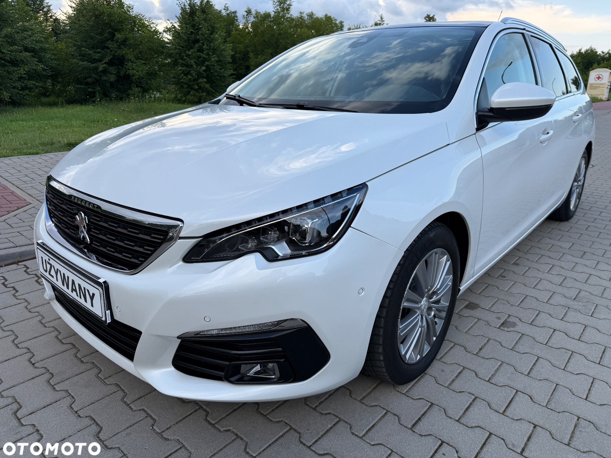 Peugeot 308 SW BlueHDi 120 EAT6 Stop & Start Allure - 4