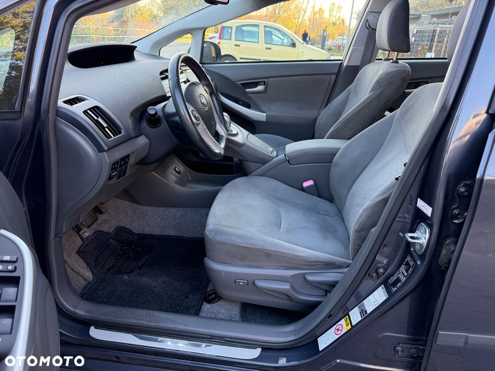 Toyota Prius (Hybrid) Executive - 9