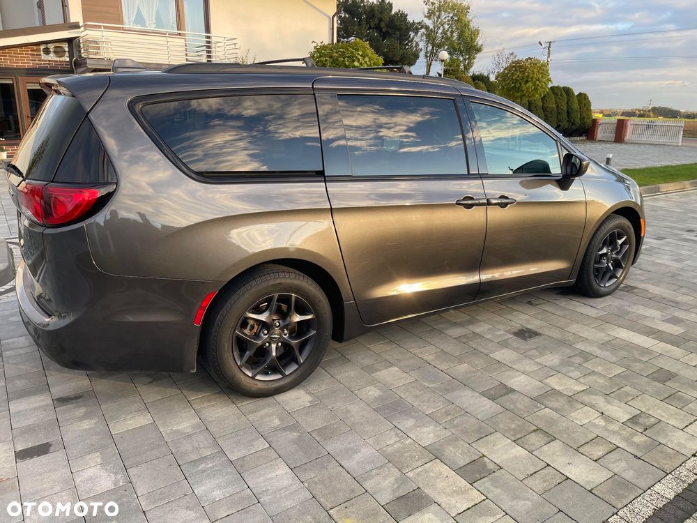 Chrysler Pacifica - 1