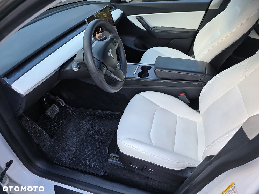 Tesla Model Y Long Range AWD - 10