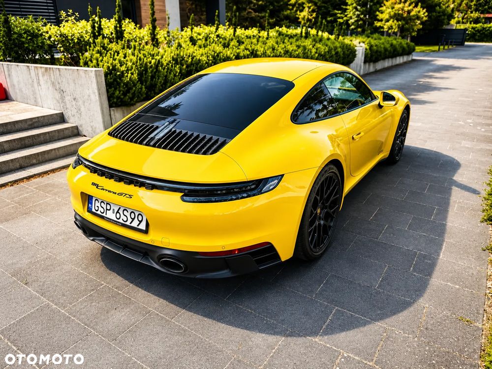 Porsche 911 Carrera GTS - 2