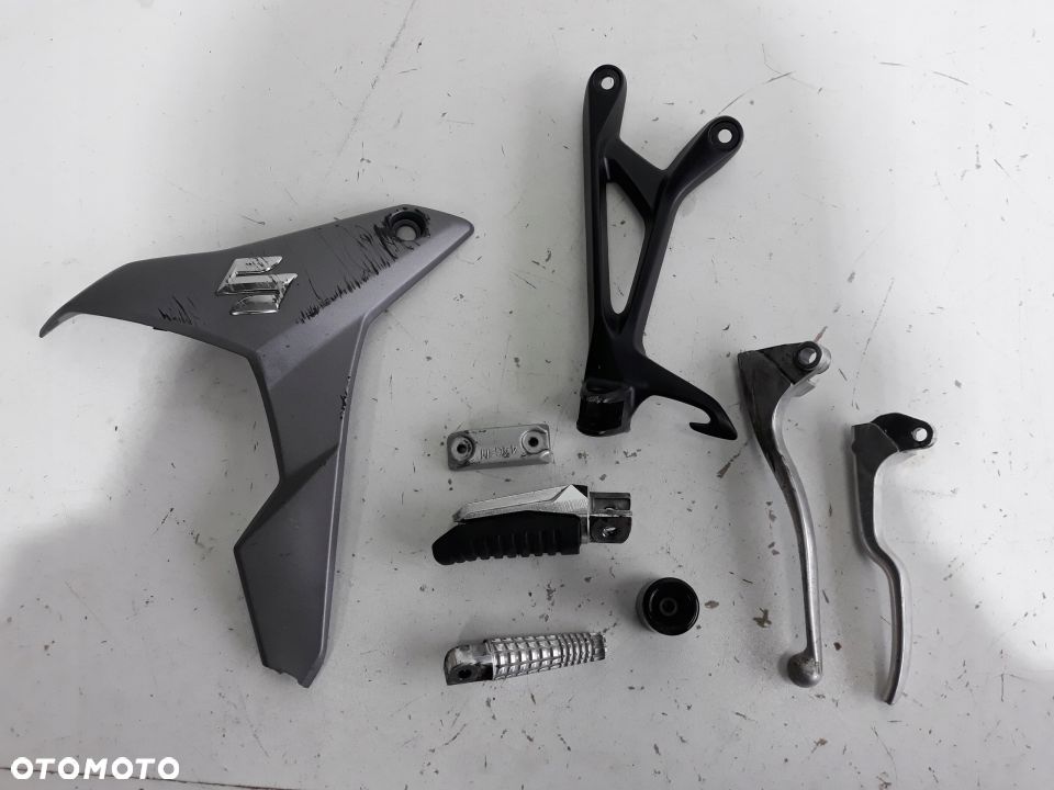 SUZUKI GSR 750 OWIEWKA SET NÓŻKA PODNÓŻEK KLAMKA - 1