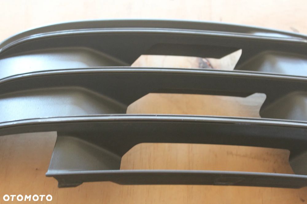 KRATKA ZDERZAKA PRAWA AUDI Q7 4M S-LINE 4M0807682D 2016 - 4