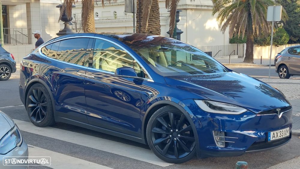 Tesla Model X - 4