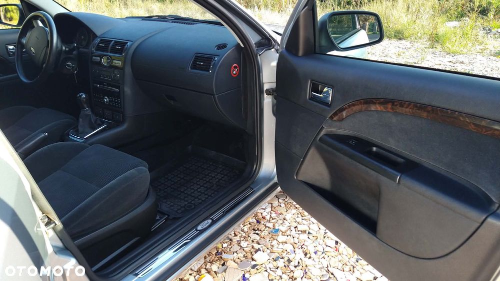 Ford Mondeo 1.8 Ghia - 9