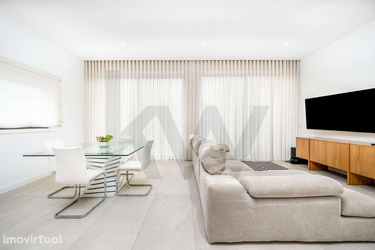 Moradia T4 isolada com generoso espaço exterior em Canelas - Grande imagem: 2/31