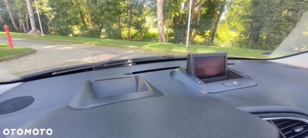 Peugeot 5008 1.6 THP Premium + - 24