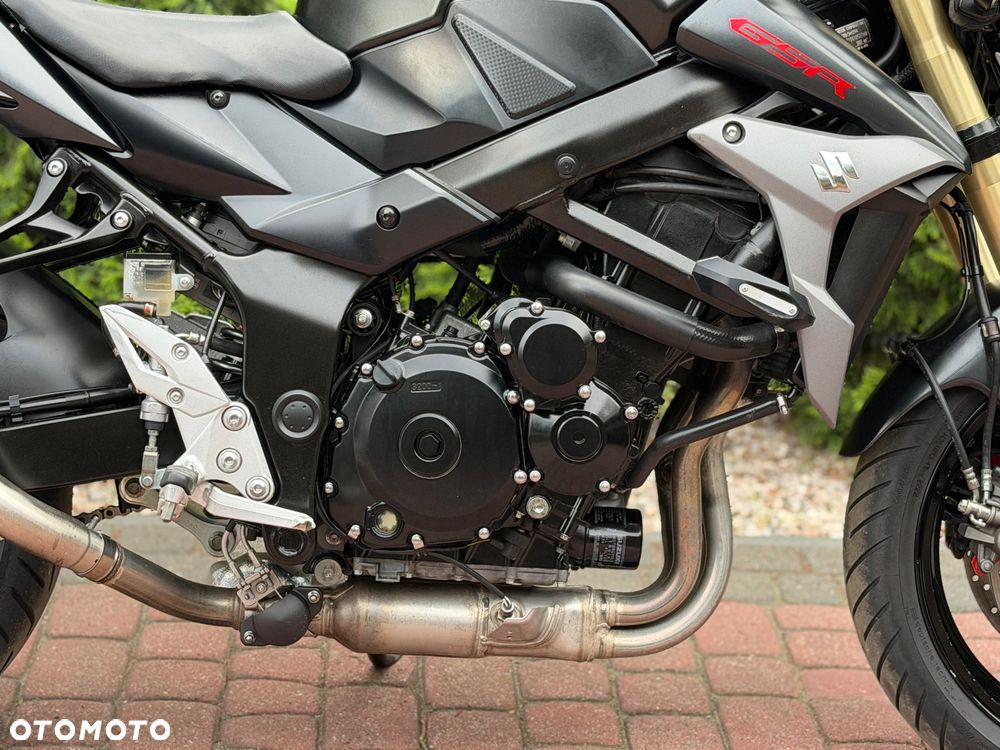 Suzuki GSR - 13