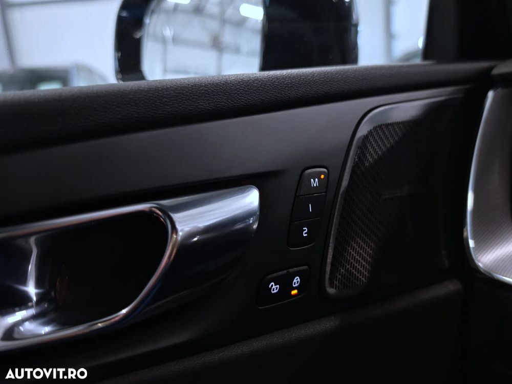 Volvo XC 60 B5 MHEV AWD R-Design - 17