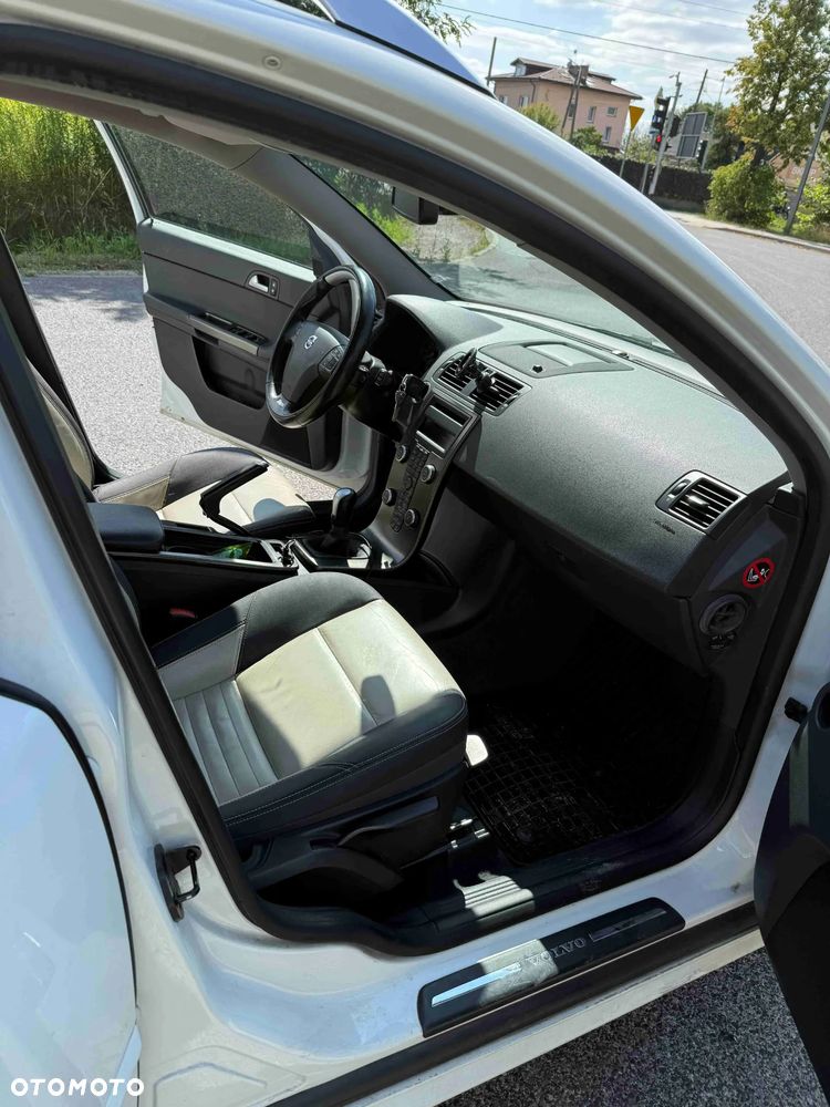 Volvo V50 D3 R-Design - 11