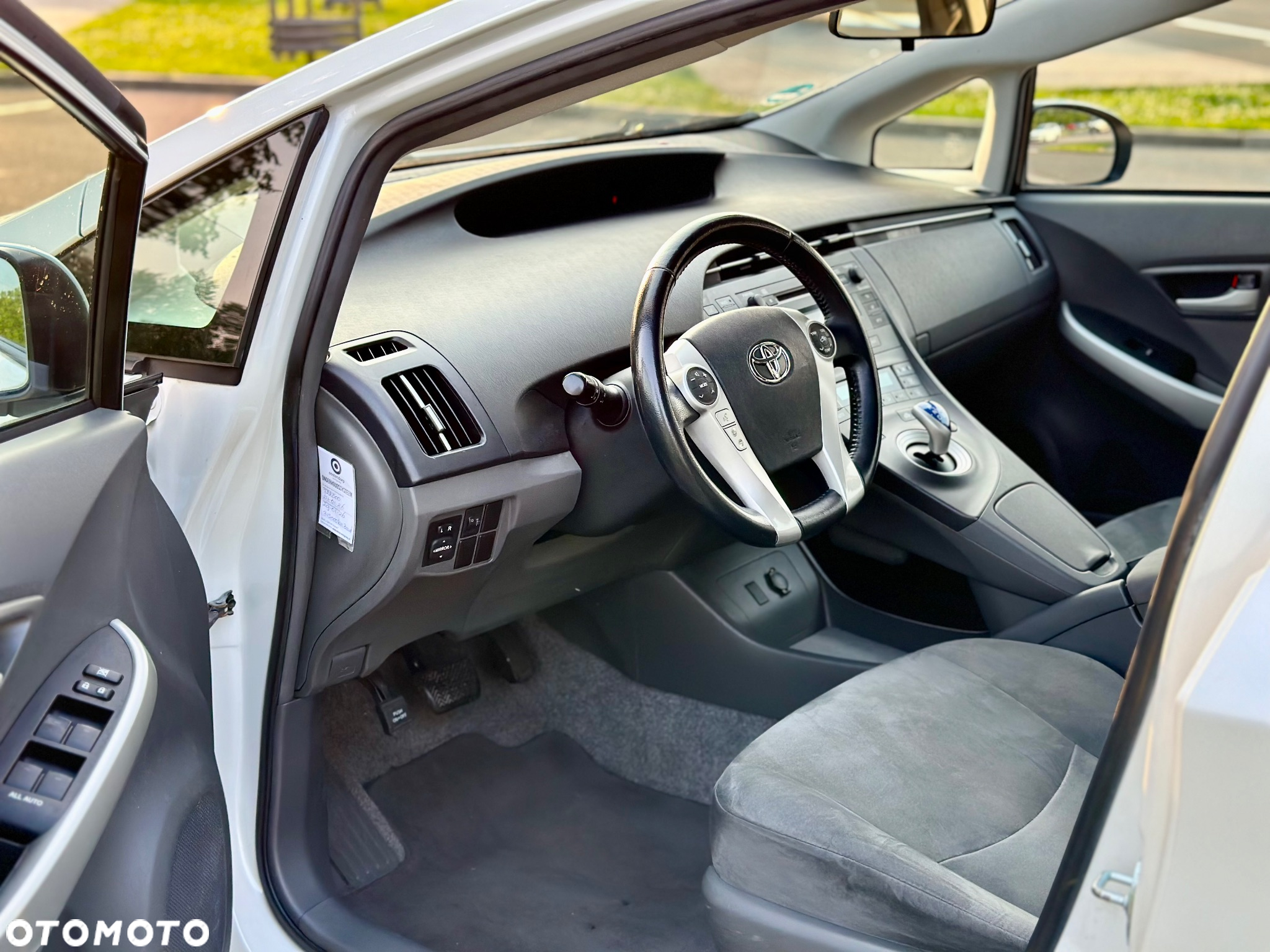 Toyota Prius 1.8 HSD Prestige - 6