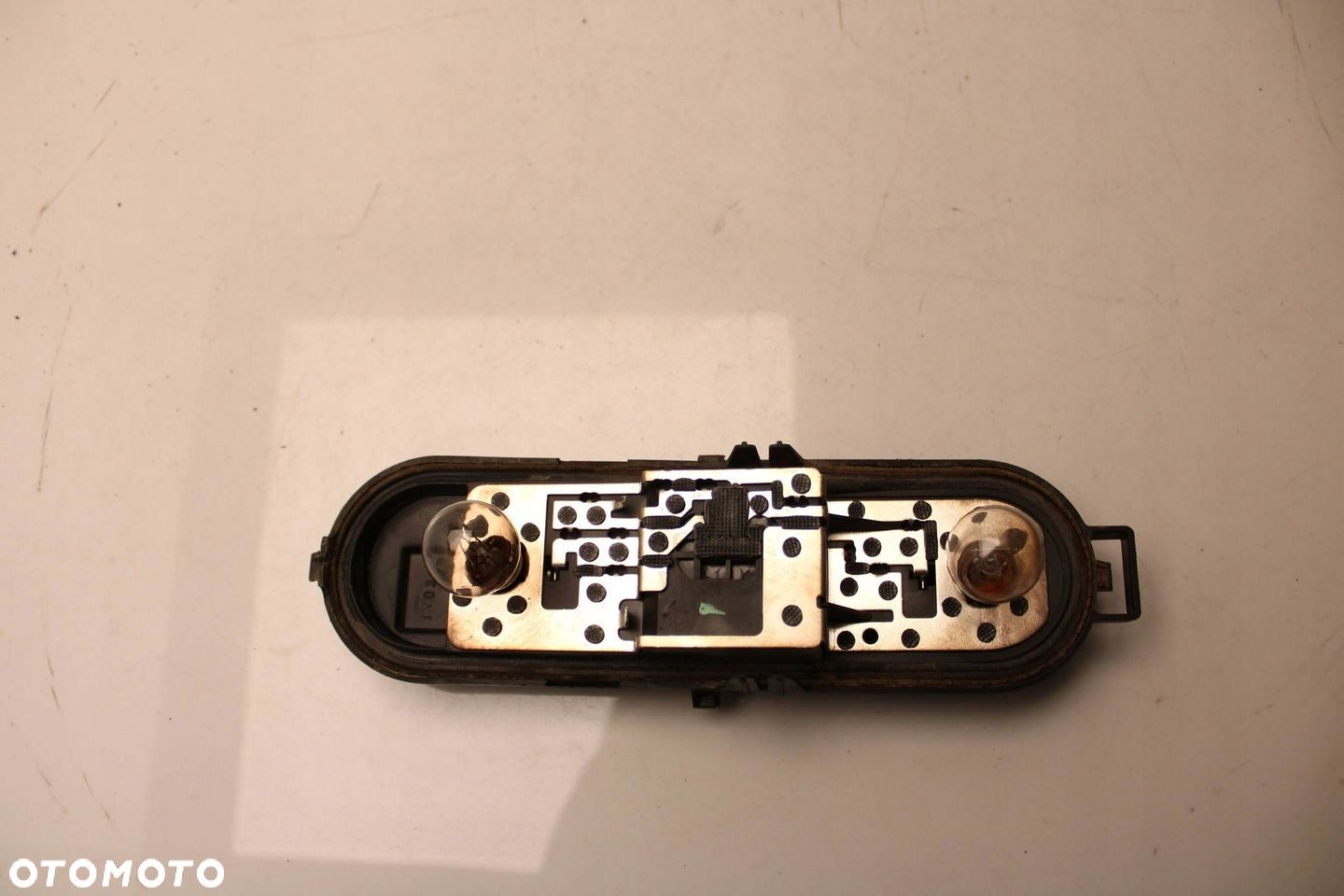 WKŁAD LAMPY GNIAZDO ŻARÓWEK LEWY TYŁ PEUGEOT 5008 I 2009R- - 1