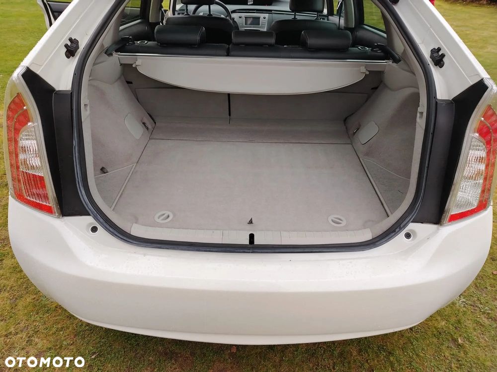 Toyota Prius (Hybrid) Executive - 8