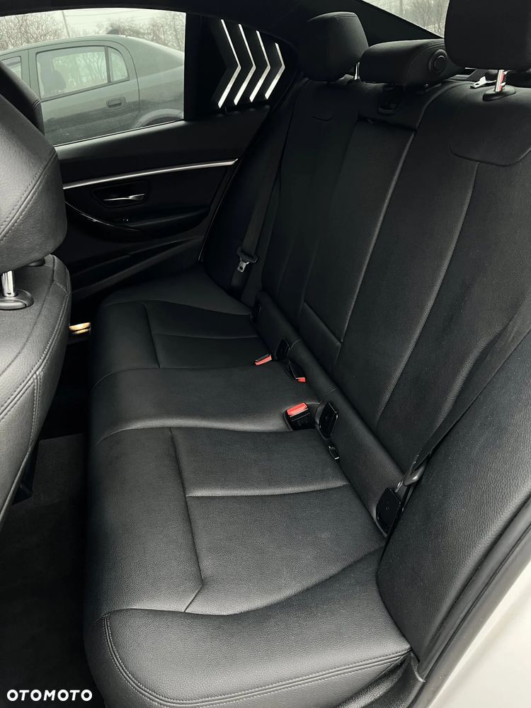 BMW Seria 3 330i Sport Line Shadow - 18