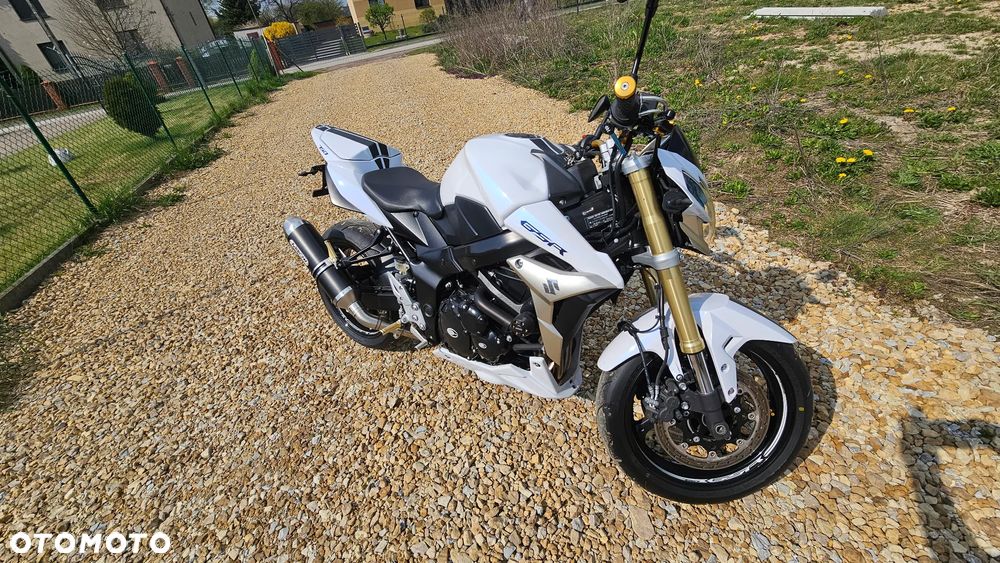Suzuki GSR - 3