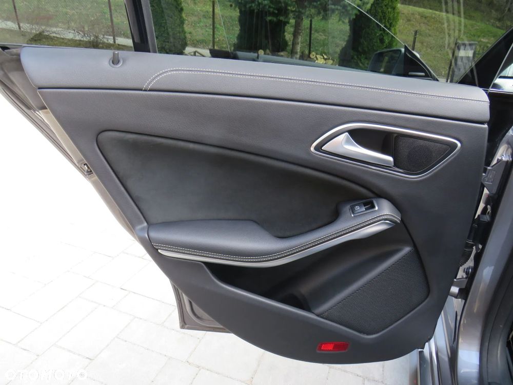 Mercedes-Benz CLA 180 7G-DCT - 23