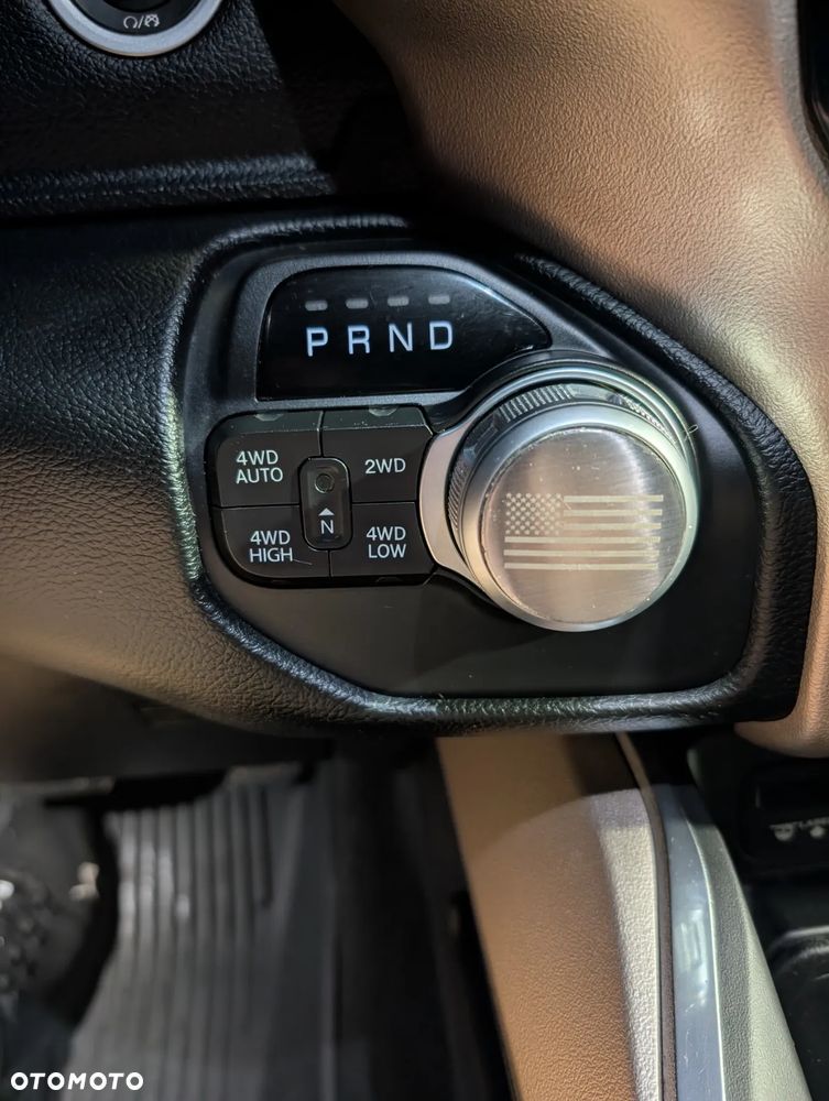 RAM 1500 Crew Cab Shortbed Laramie - 36