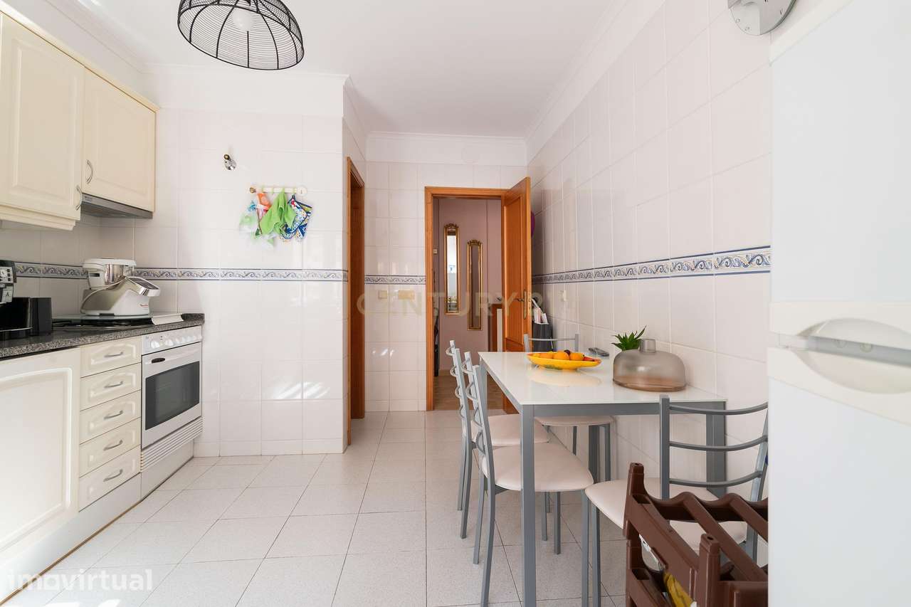 Apartamento T2 – Jardim da Radial, com 2 elevadores e arrecadação - Grande imagem: 5/22