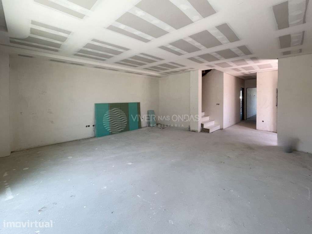 Moradia Geminada T4 - 3 Suítes, Piscina e Garagem - Fernão Ferro - Grande imagem: 3/45