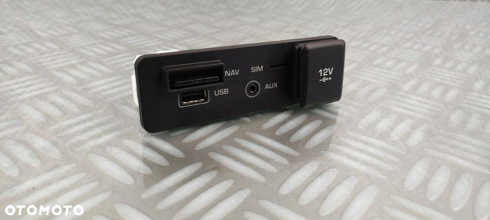 JX63-19C166-EA gniazdo port USB SIM AUX NAV LAND ROVER DISCOVERY SPORT L550 - 2