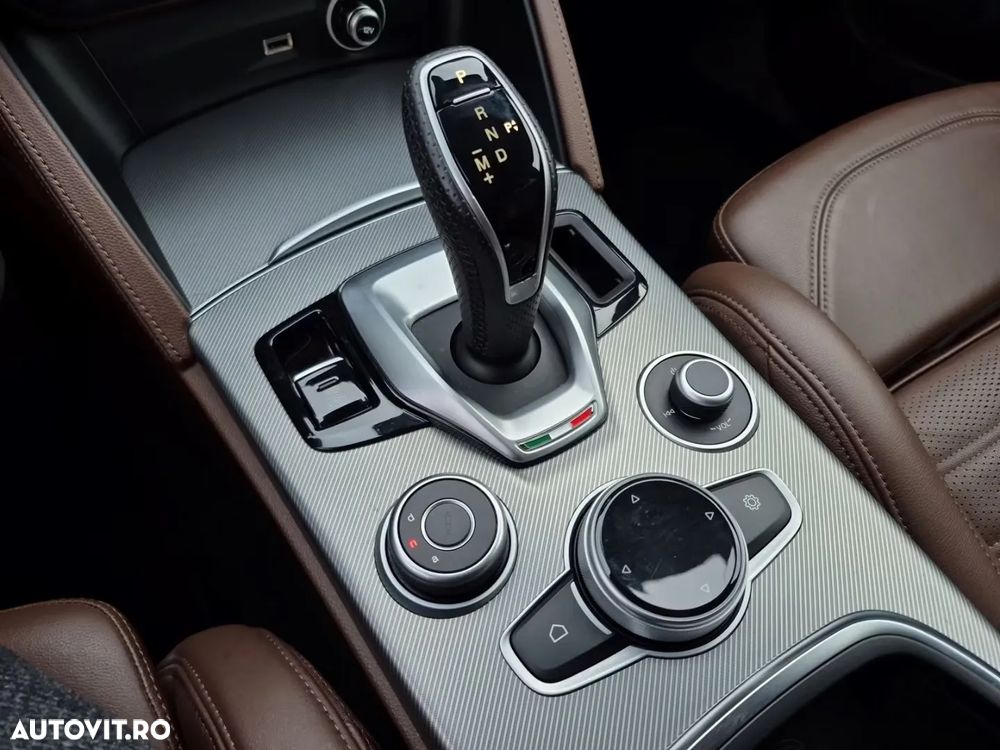 Alfa Romeo Stelvio 2.0 Turbo 16V AT8-Q4 Veloce - 18