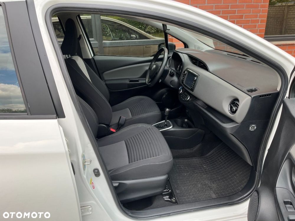 Toyota Yaris Hybrid 100 Business Edition - 19