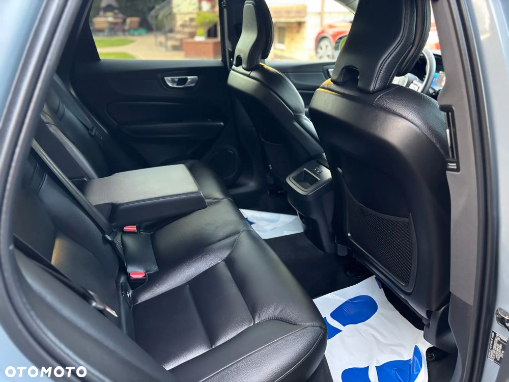 Volvo XC 60 B4 D AWD Plus Dark - 17