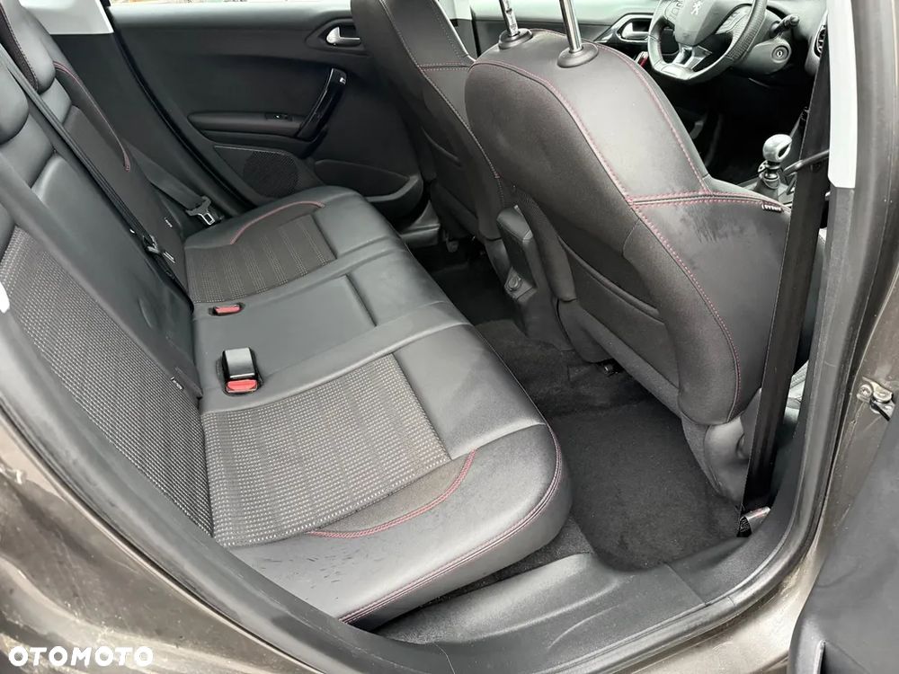 Peugeot 2008 PureTech 130 EAT8 GT - 15