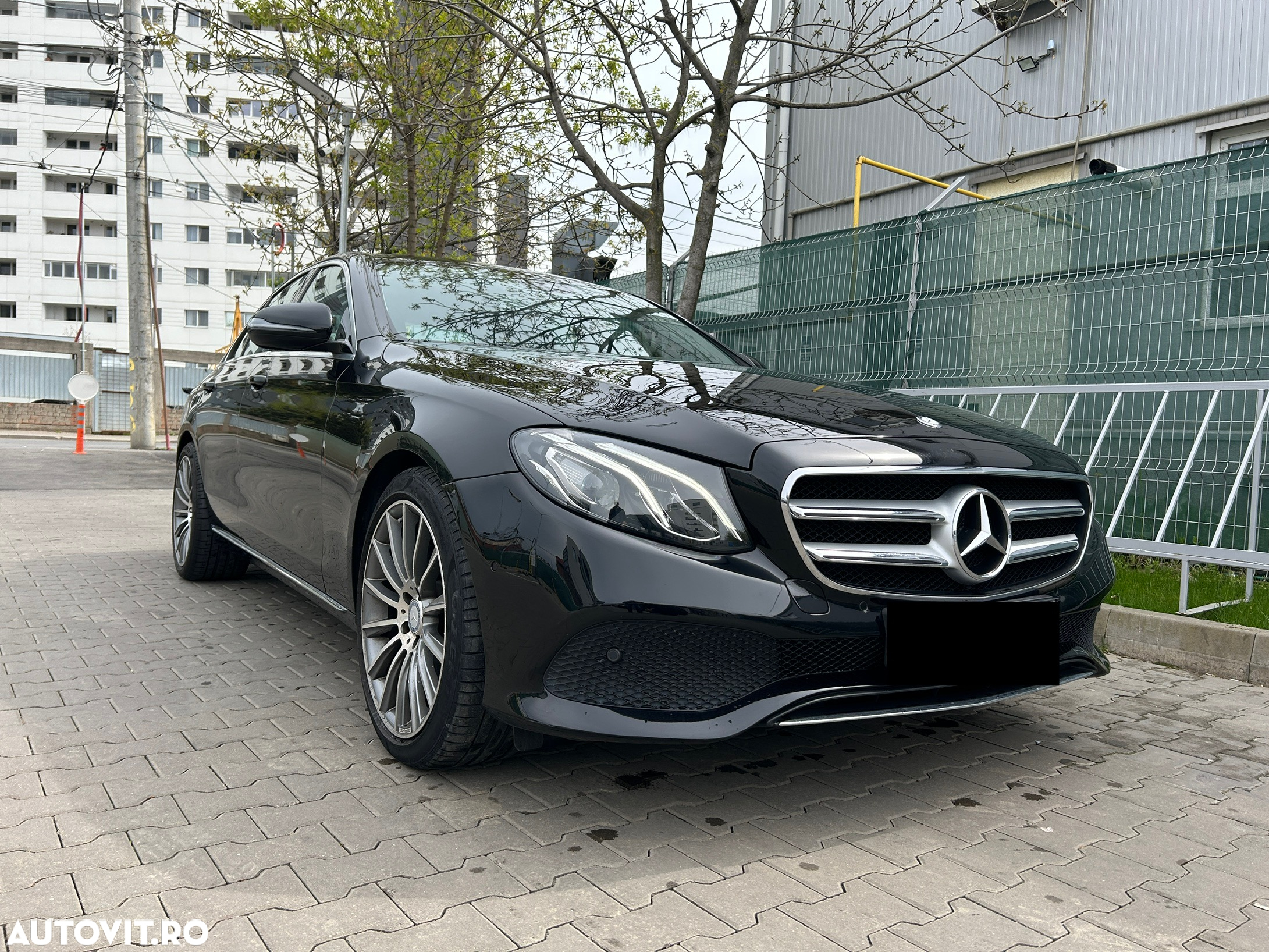 Mercedes-Benz E 200 4Matic 9G-TRONIC - 2