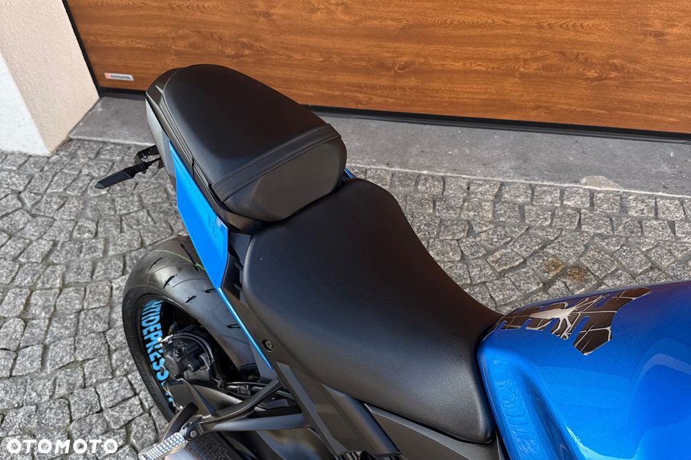 Suzuki GSX - 12