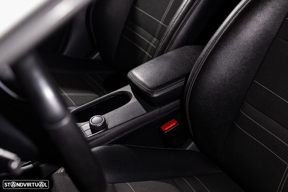 Mercedes-Benz GLA 200 d Urban - 18