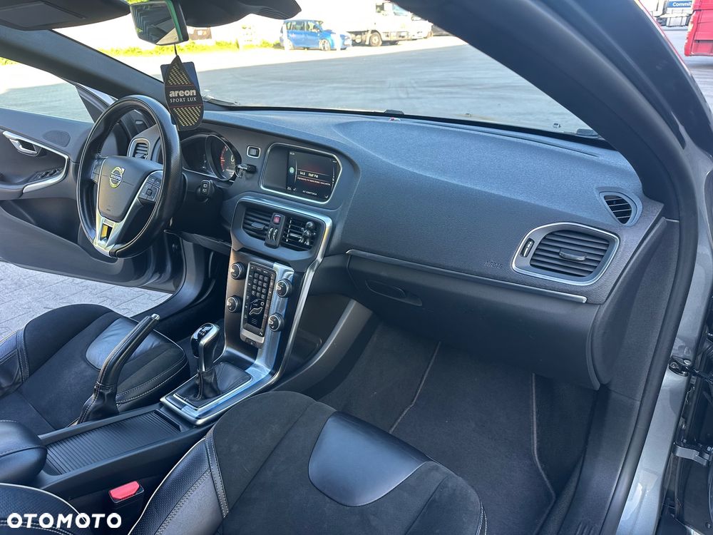 Volvo V40 D2 Drive-E R-Design Momentum - 17