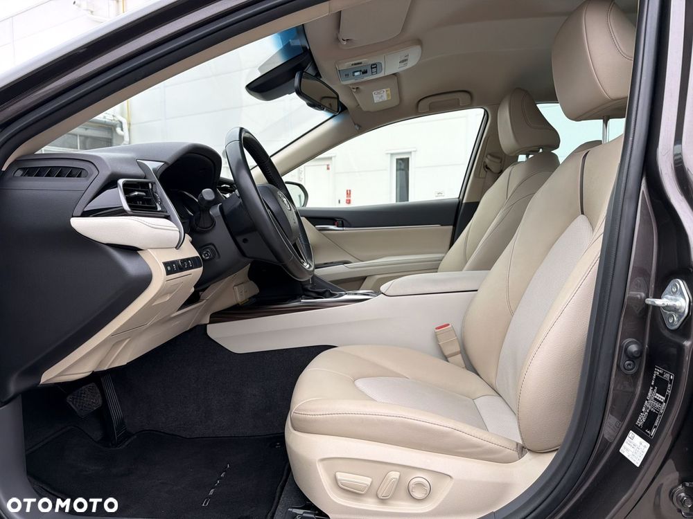 Toyota Camry 2.5 Hybrid Executive CVT - 9