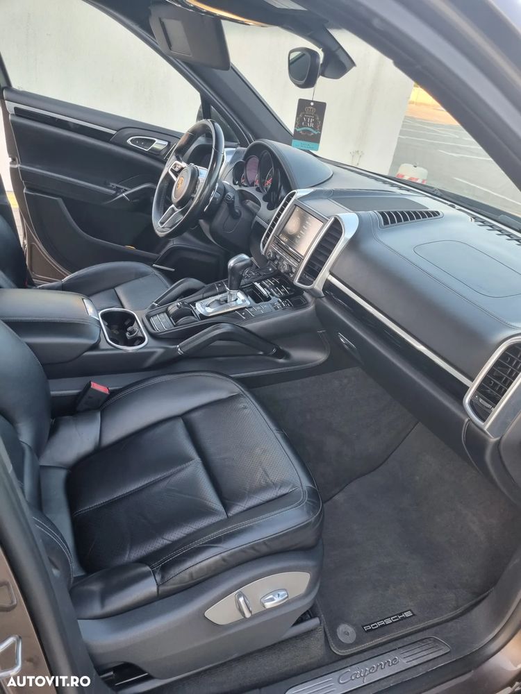 Porsche Cayenne 3.0 L - 7